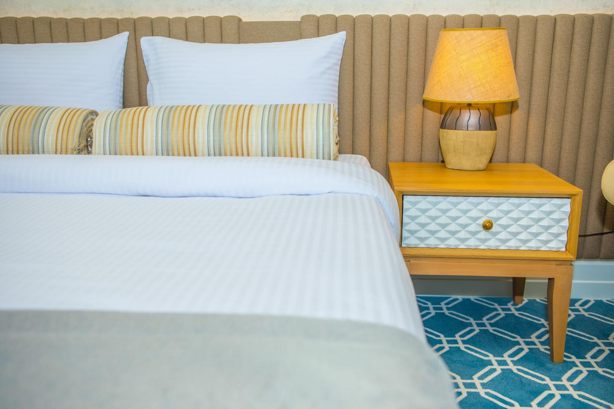Promenade Hotel Баку Екстериор снимка A bedside table