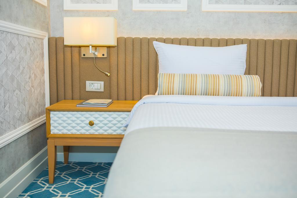 Promenade Hotel Баку Екстериор снимка A bedside table