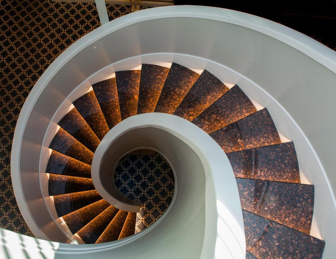 Promenade Hotel Баку Екстериор снимка Spiral staircase