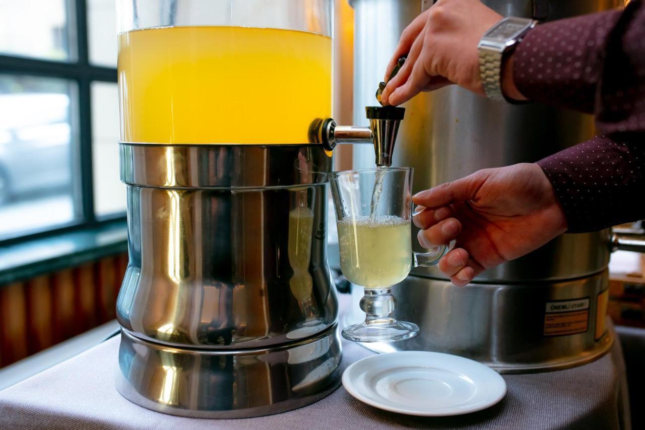 Promenade Hotel Баку Екстериор снимка A glass of ginger ale being poured