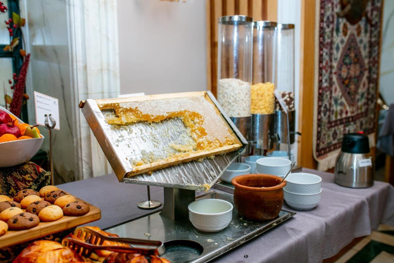 Promenade Hotel Баку Екстериор снимка A honey dispenser