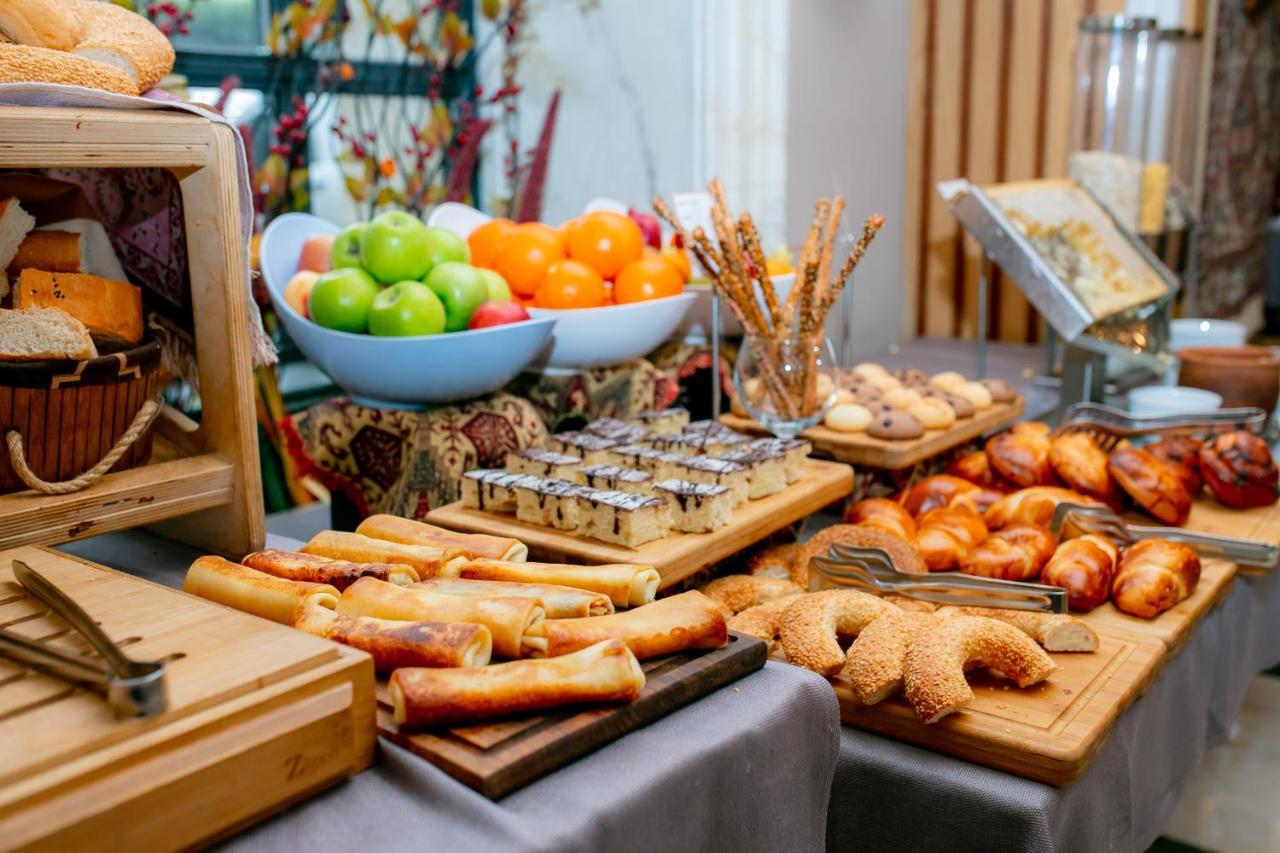 Promenade Hotel Баку Екстериор снимка A buffet