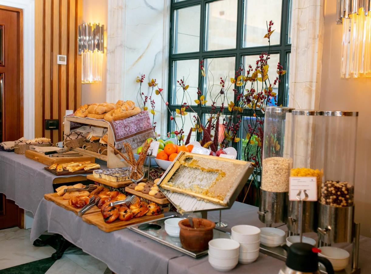 Promenade Hotel Баку Екстериор снимка A breakfast buffet