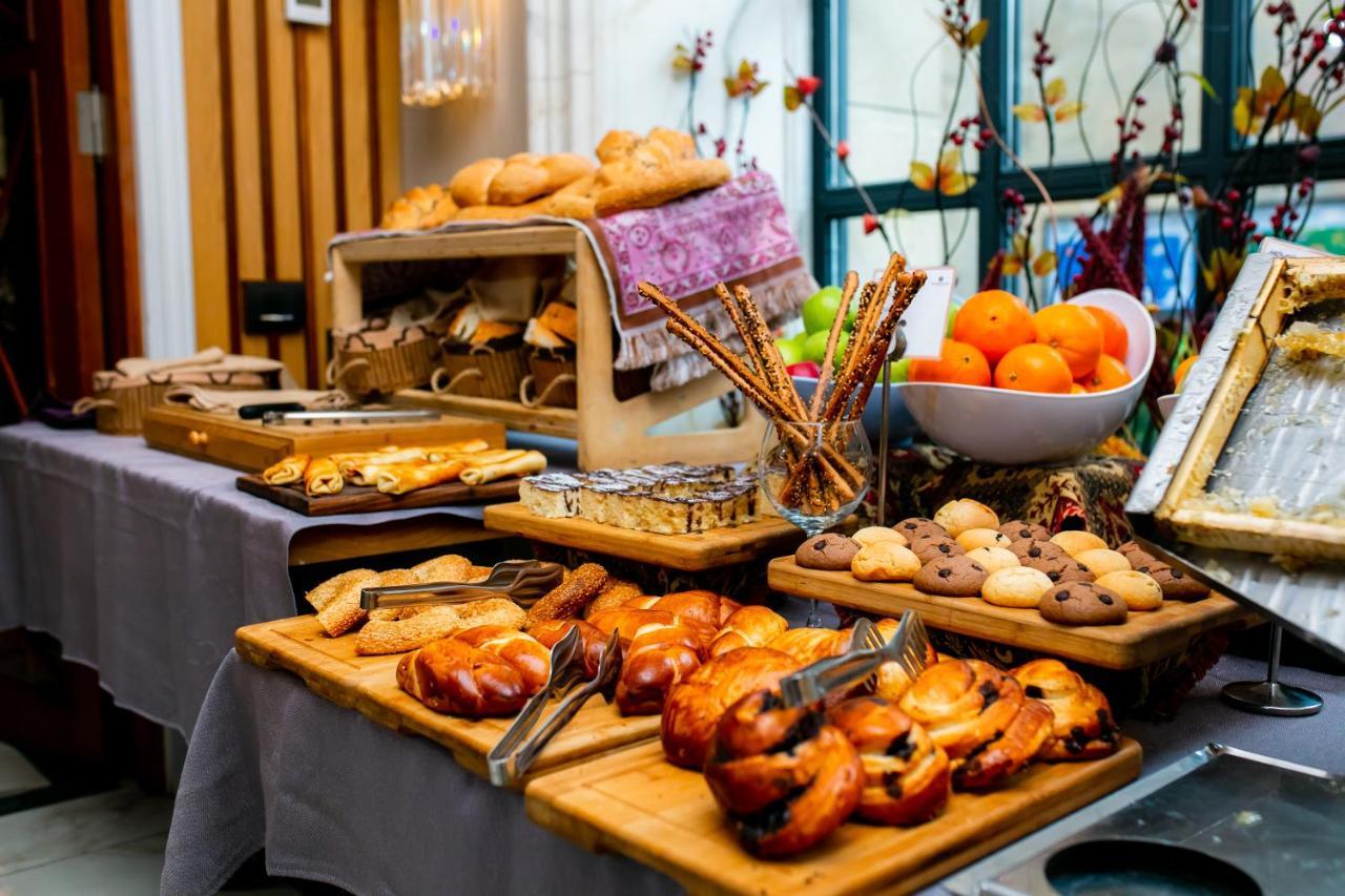Promenade Hotel Баку Екстериор снимка A buffet table with a selection of bread and pastries