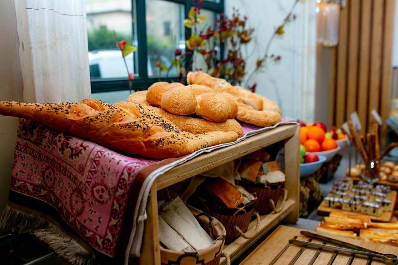 Promenade Hotel Баку Екстериор снимка Shabbat bread