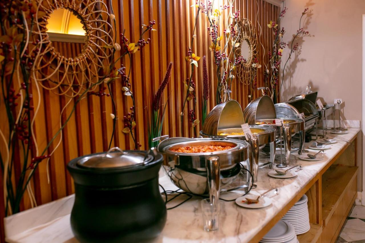 Promenade Hotel Баку Екстериор снимка A buffet at a hotel