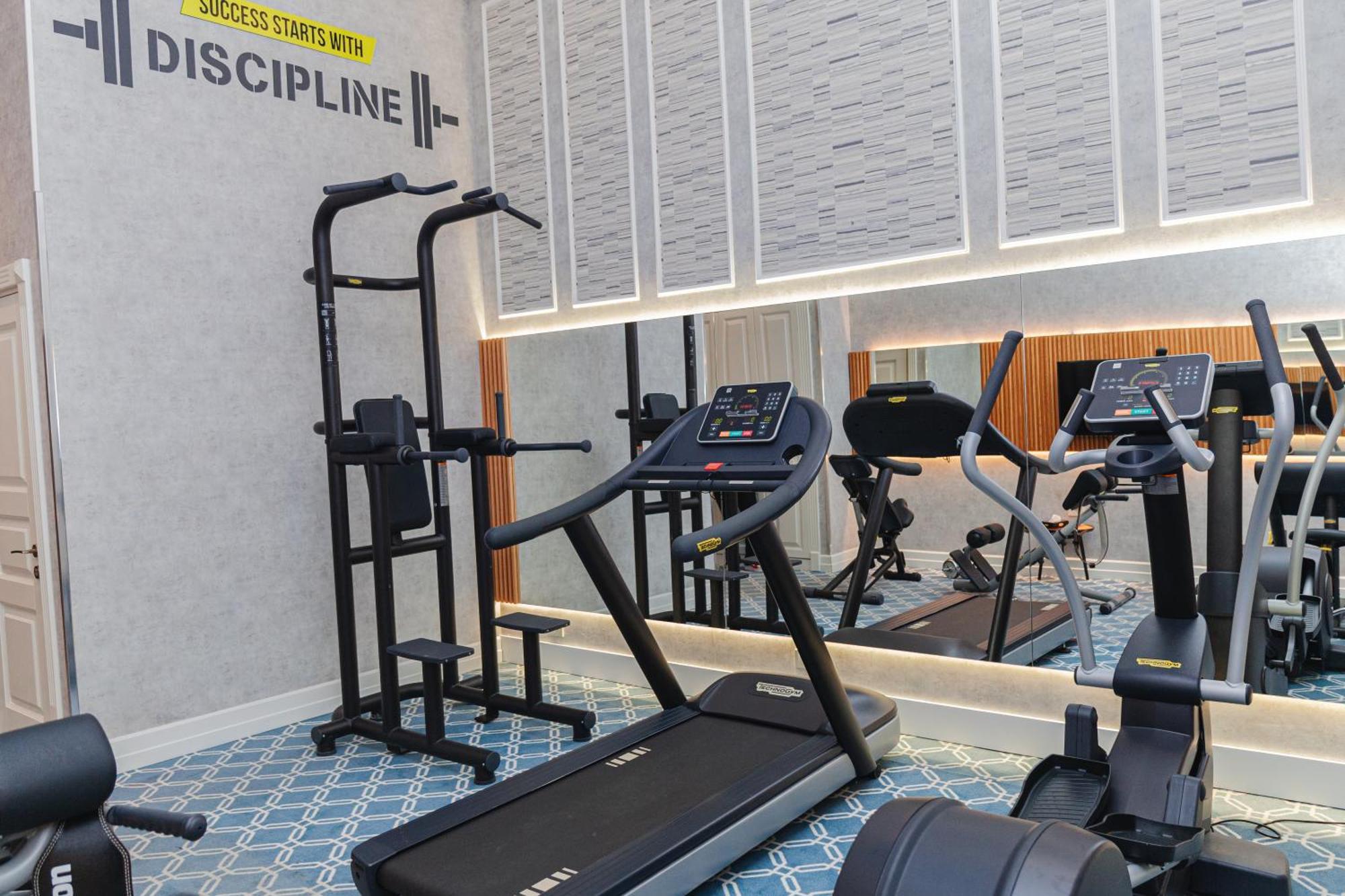 Promenade Hotel Баку Екстериор снимка A gym in a hotel