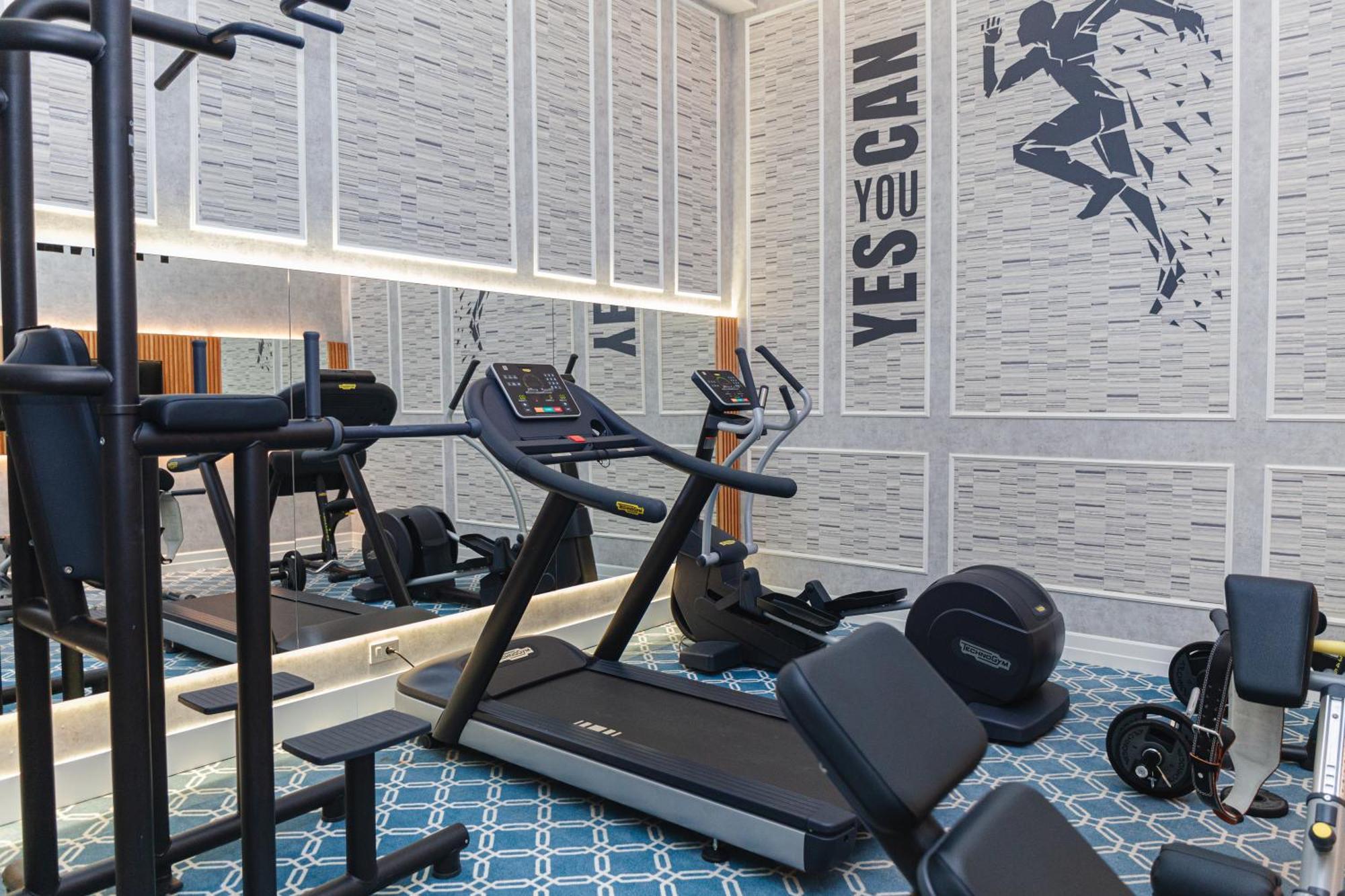Promenade Hotel Баку Екстериор снимка The gym at the hotel