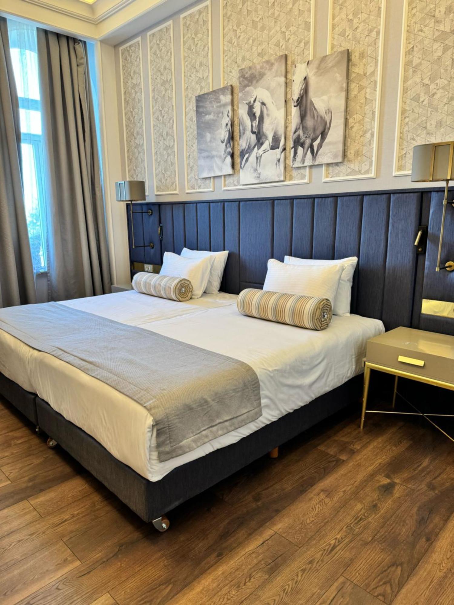 Promenade Hotel Баку Екстериор снимка A bed